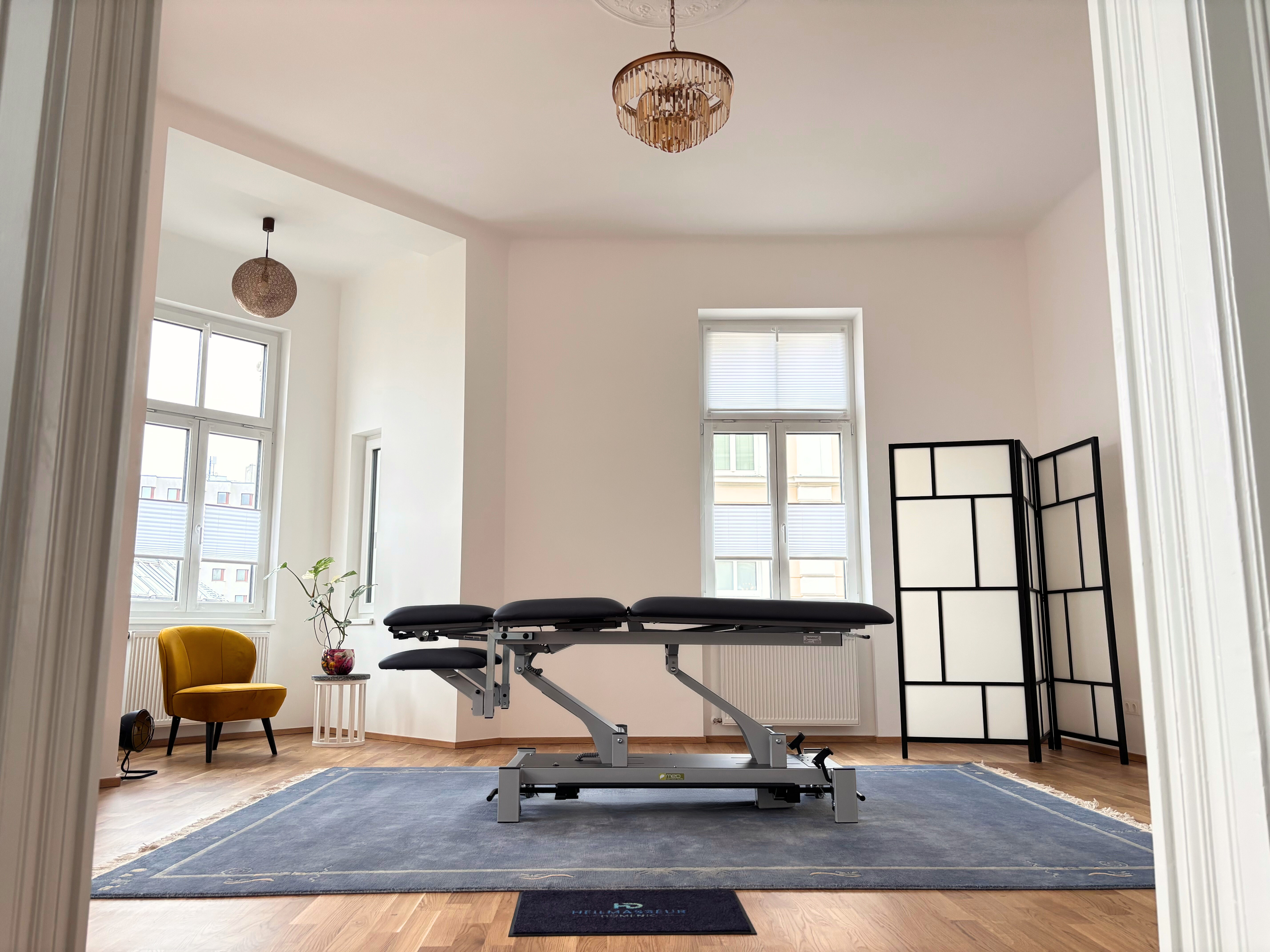 Heilmasseur Domenic Hacker bei der Arbeit während einer Behandlung in Wien